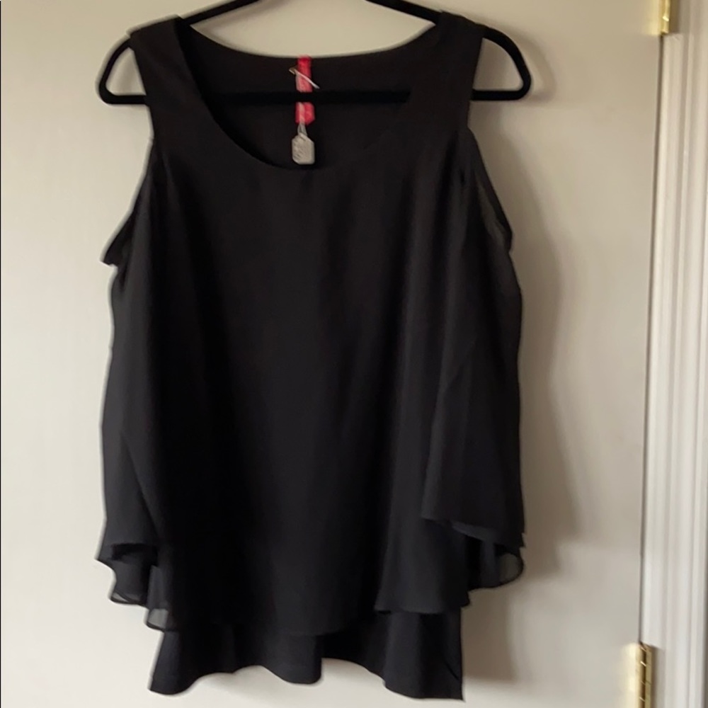 Exposed shoulder top